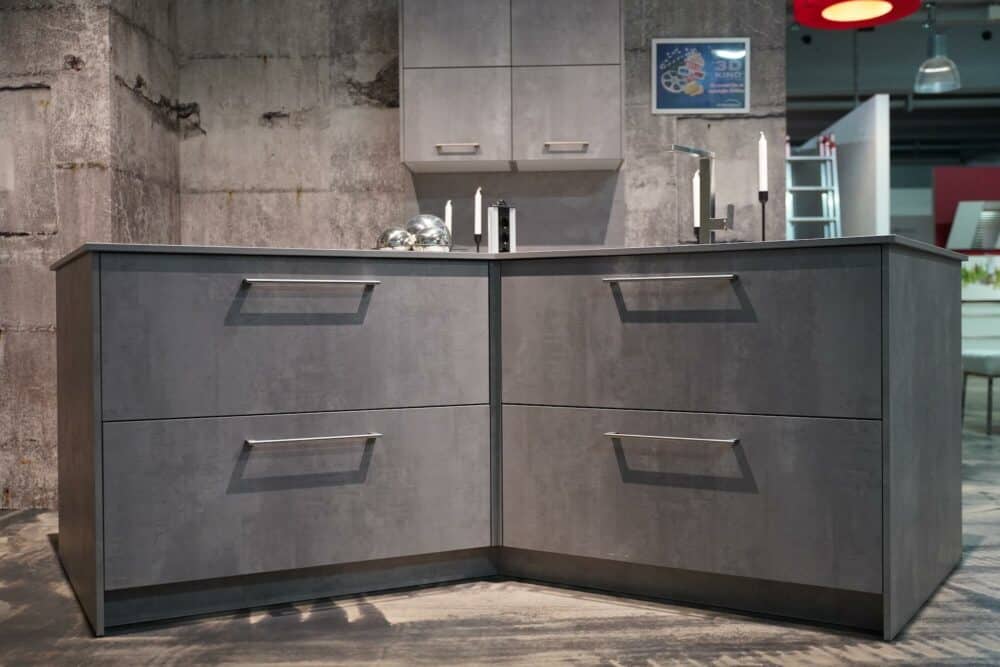 Ballerina Y-Küche Beton grau mit Edelstahl Griffen