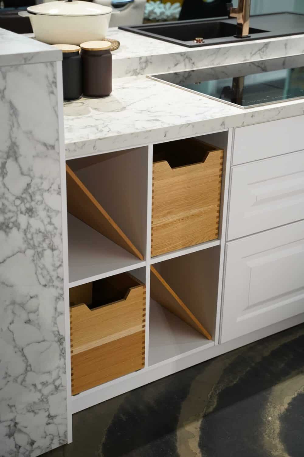 Bauformat Inselküche Landhausstil mit Wein Schrank