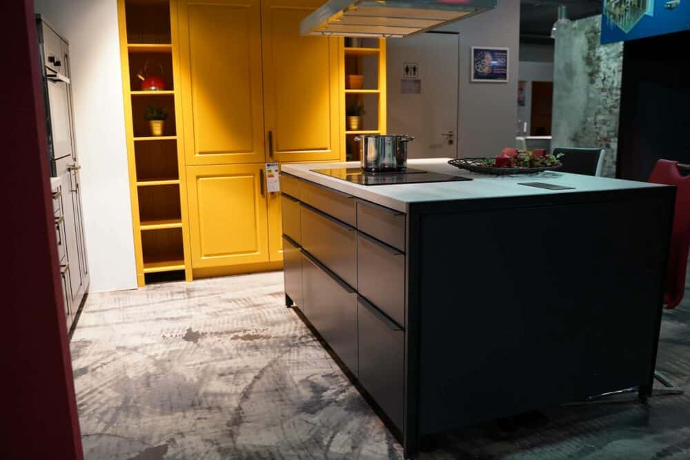 Bauformat Kücheninsel mit Griffleisten und Holz Arbeitsplatte
