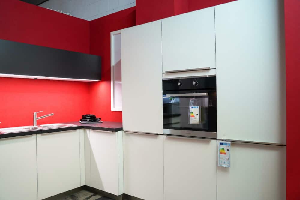 Bauformat L-Küche mit Wandschrank weiß und Backofen