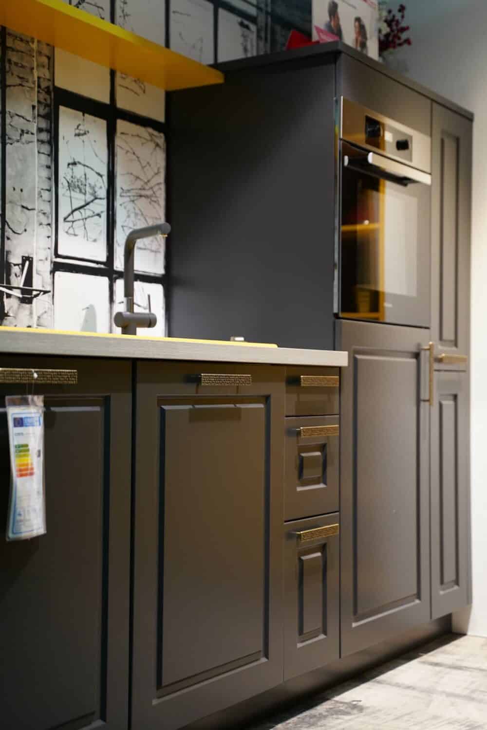 Bauformat Landhaus Küchenzeile mit strukturierten Gold Griffen