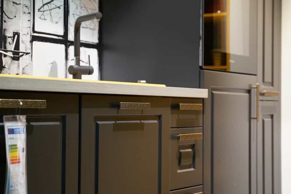 Bauformat Landhaus Küchenzeile mit strukturierten Gold Griffen