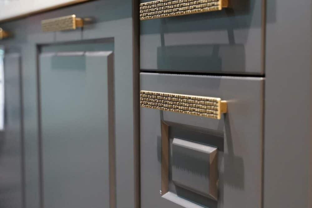 Bauformat Landhausküche mit schwarz grauen küchenfronten