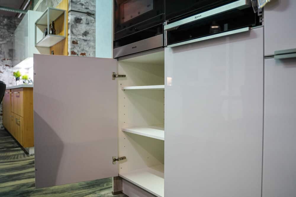 Bauformat U-Küche Beton Optik Schrank Stauraum