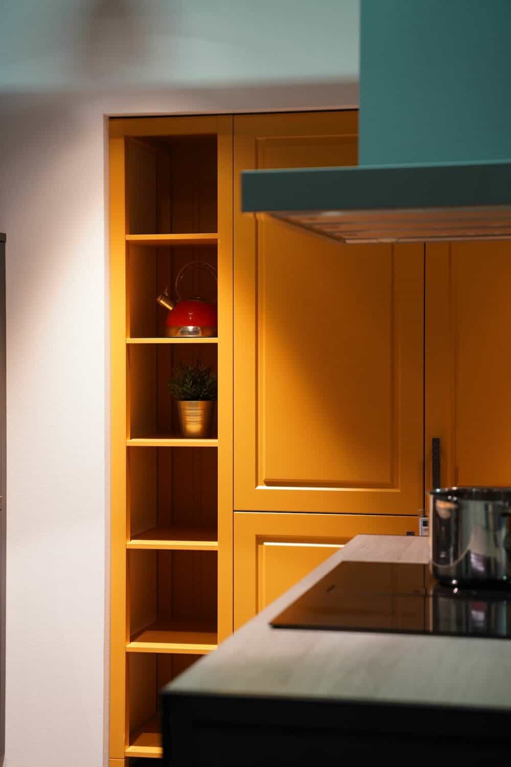 Bauformat Wandschrank gelb aus Holz