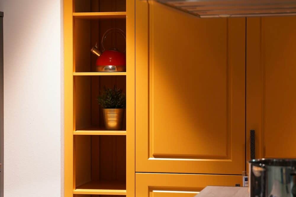 Bauformat Wandschrank gelb aus Holz