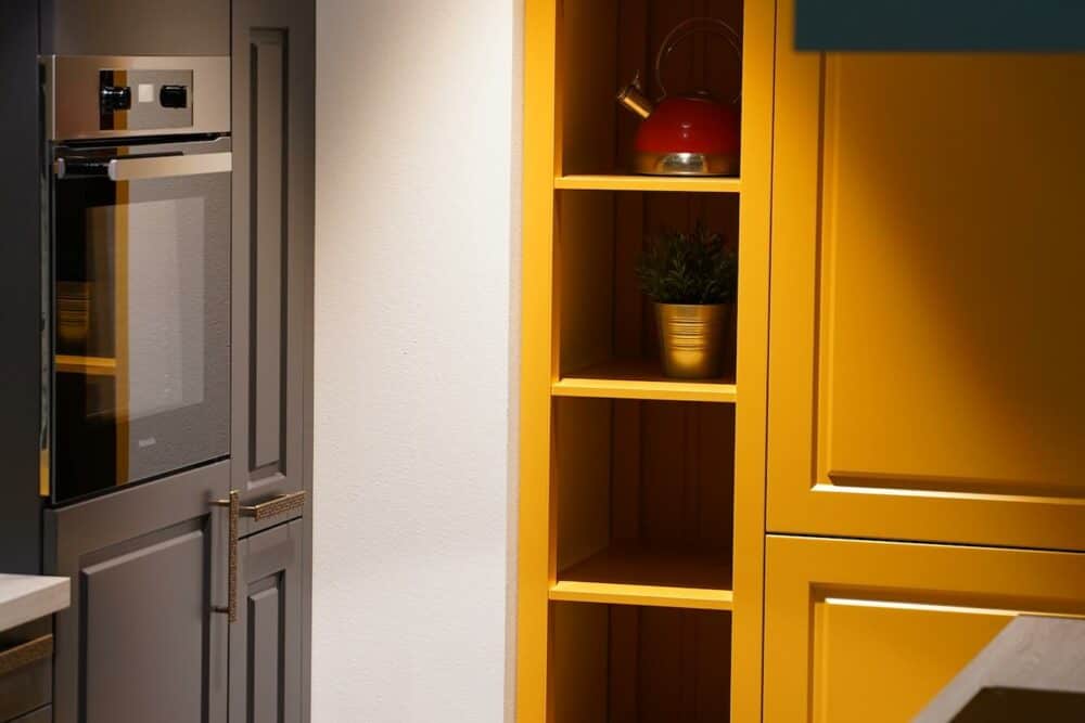 Bauformat gelber Wandschrank Holz Landhaus