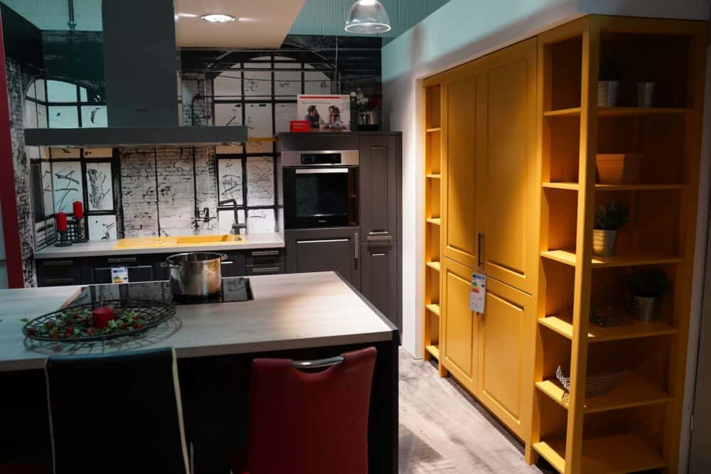 Bauformat schwarze Küchenzeile mit Wandschrank und Kücheninsel