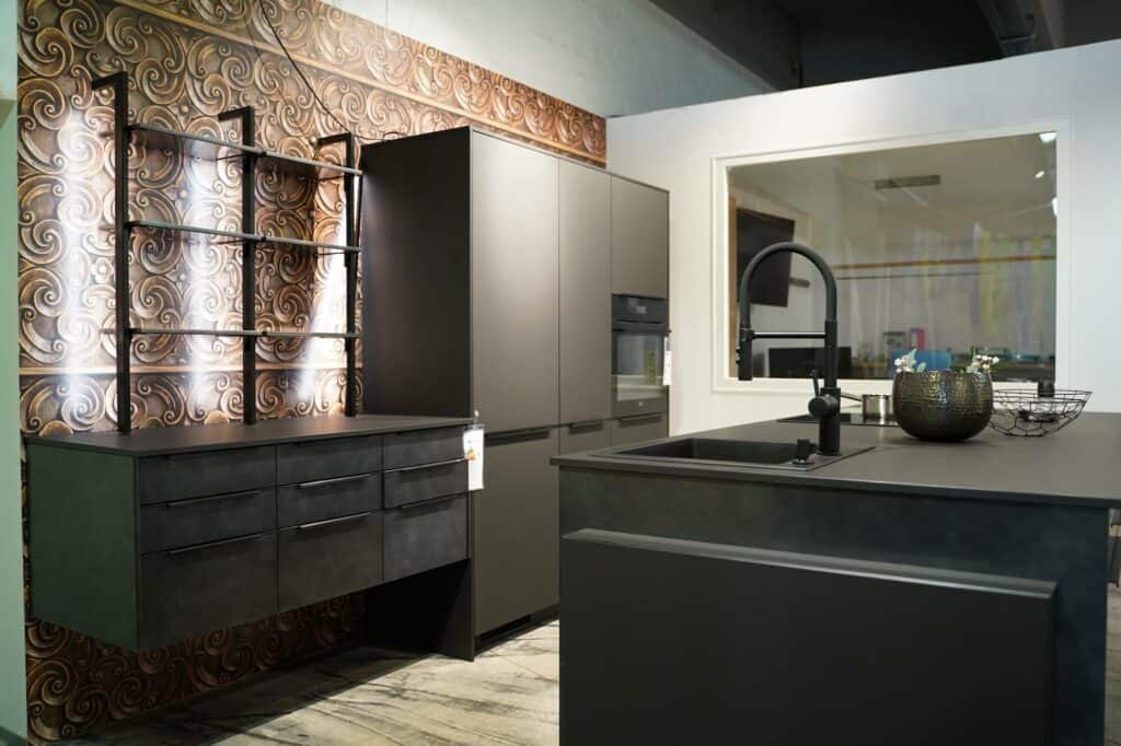 Inselküche matt metallic schwarz mit Wandschrank