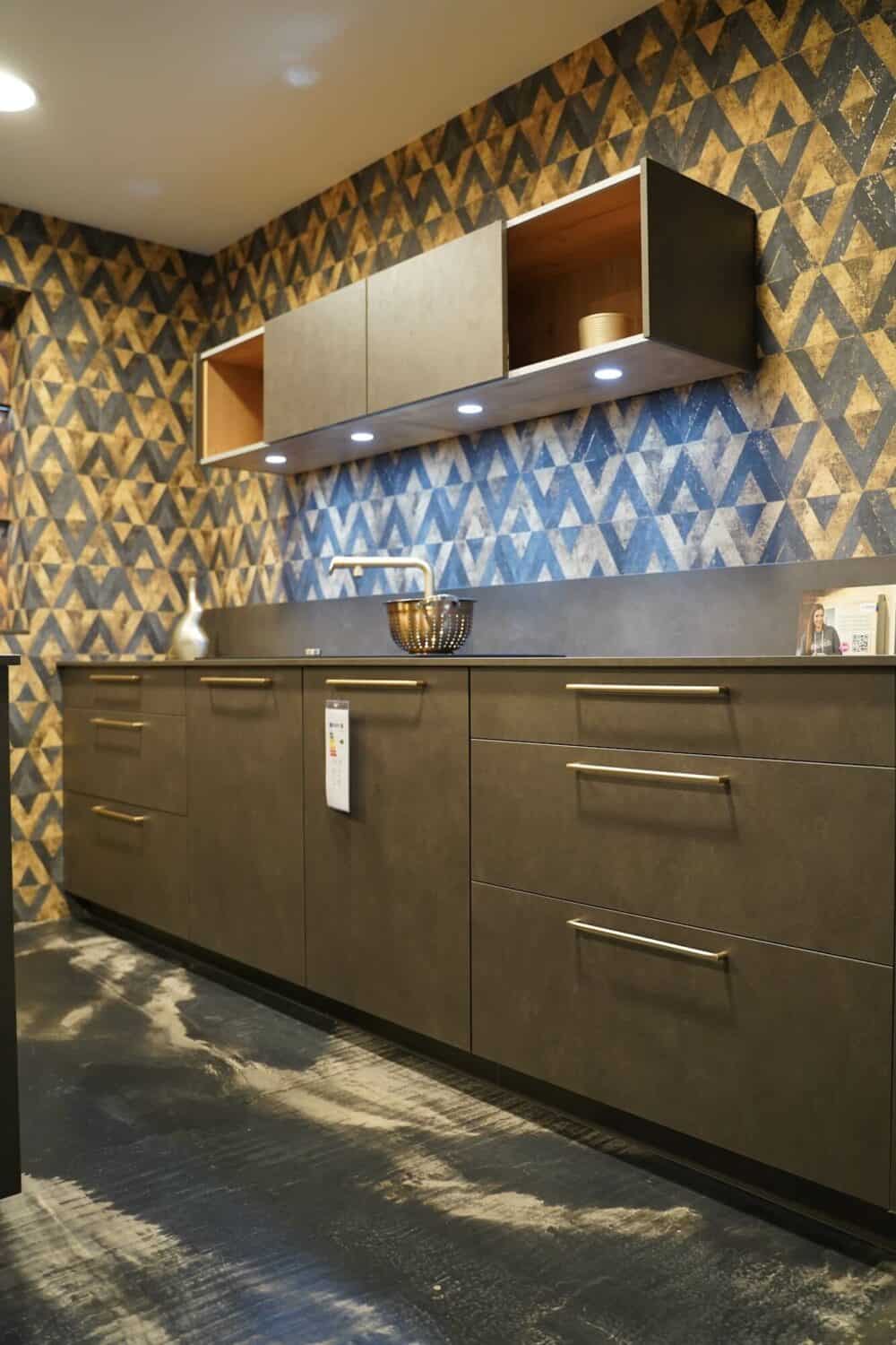 Küchenzeile modern schwarze Fronten mit Gold Griffen
