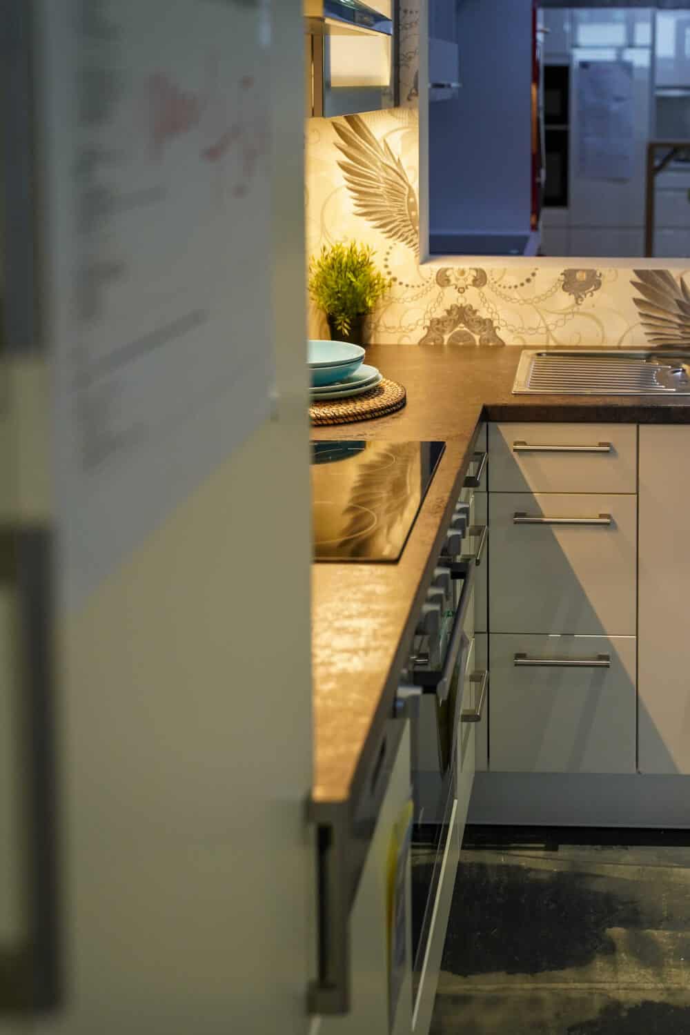 L-Küche modern matt weiß Arbeitsplatte rost optik