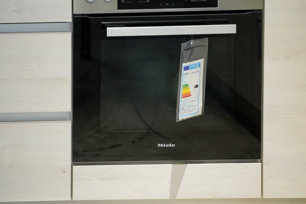Miele Herd Backofen und Kochfeld Design L-Küche grifflos