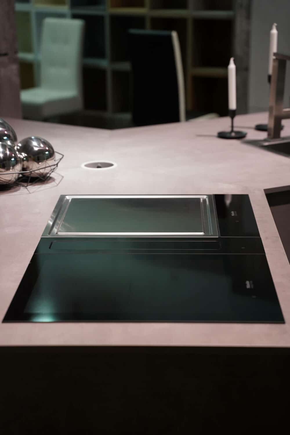 Miele Induktionskochfeld und Teppan Yaki Grill mit Kochfeldabzug