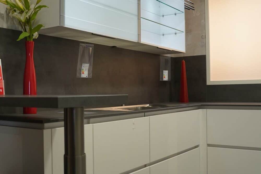 U-Form Küche weiß grifflos mit Glas Schrank