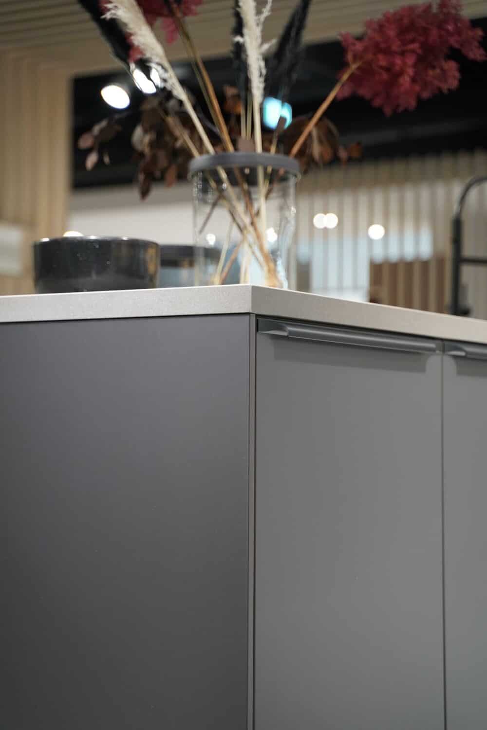 Arbeitsplatte Quarz mit Titan matt Glasoptik Fronten