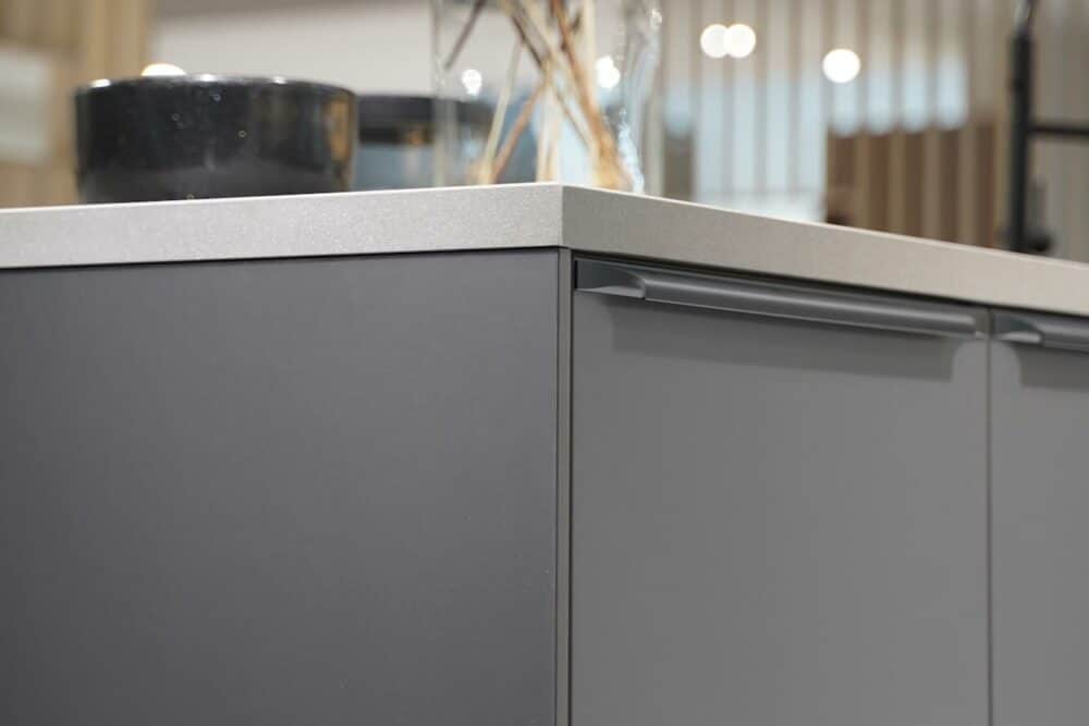 Arbeitsplatte Quarz mit Titan matt Glasoptik Fronten