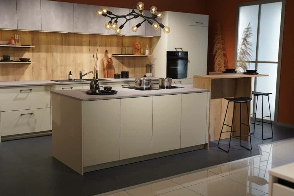 Ballerina Design Inselküche grifflos Beton Arbeitsplatte