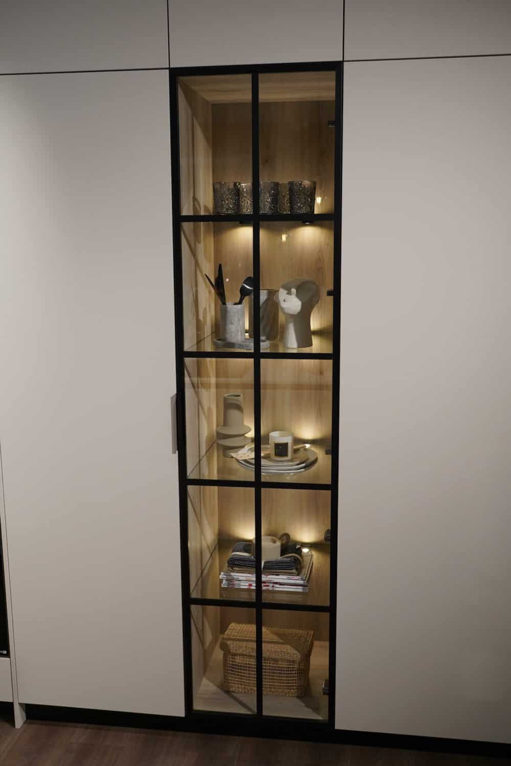 Ballerina Design U-Küche mit Glas Wandschrank