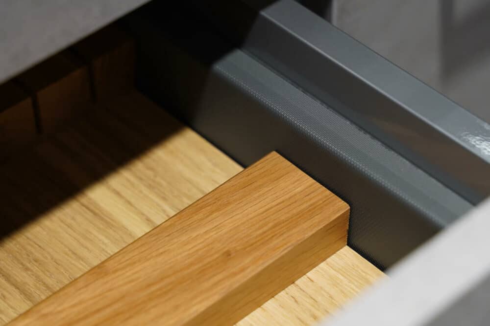 Besteckeinsatz Holz Schublade Beton steingrau Fronten