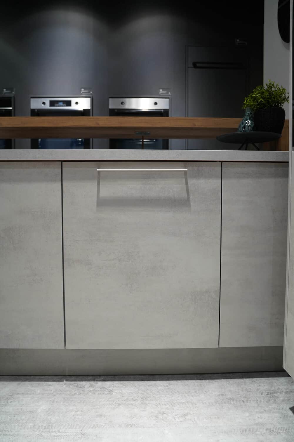 Beton Fronten mit Edelstahl Griffen