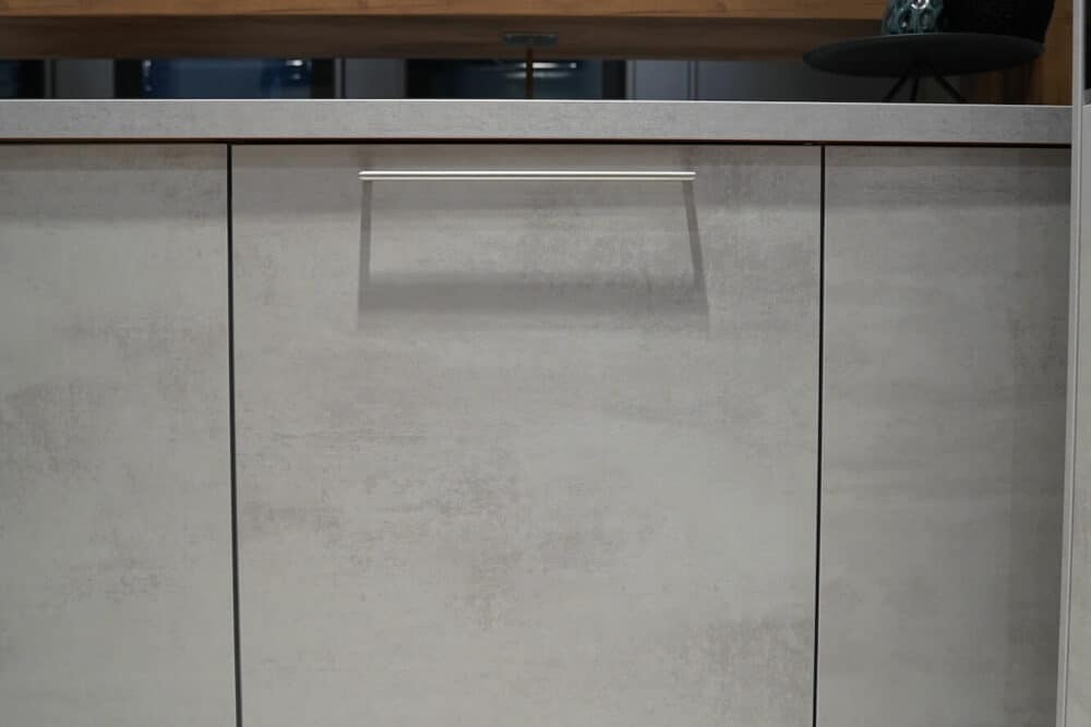 Beton Fronten mit Edelstahl Griffen