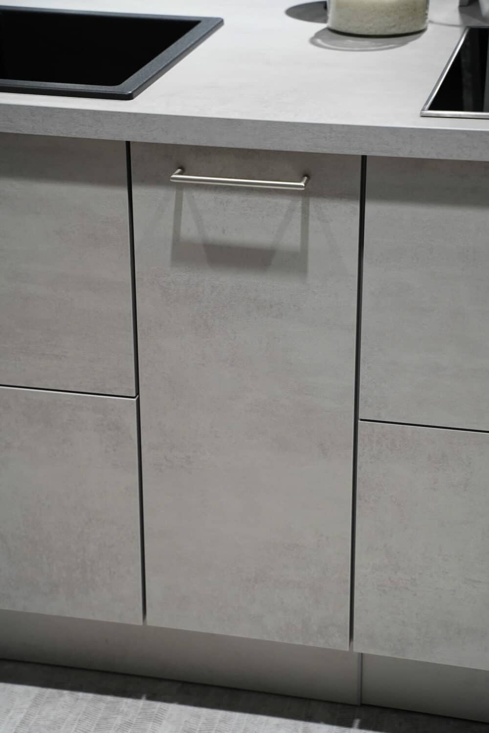 Beton steingrau Küchenfronten mit Edelstahl Griffen