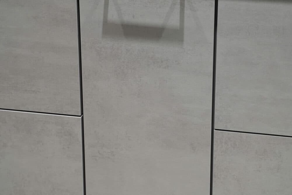 Beton steingrau Küchenfronten mit Edelstahl Griffen