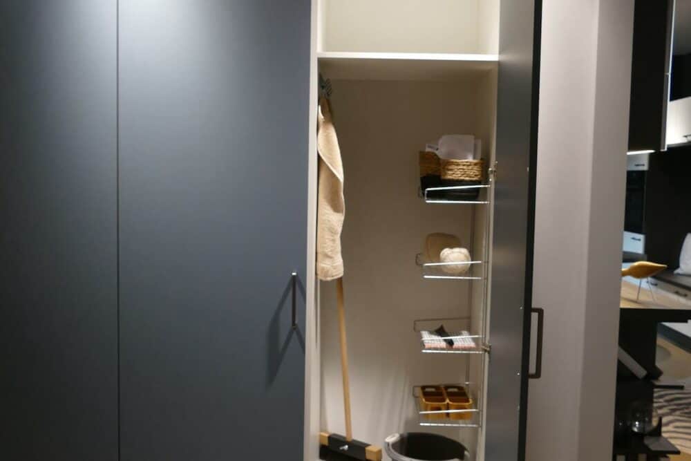 Burger Küchenzeile weiß stormgrey mit Wandschrank