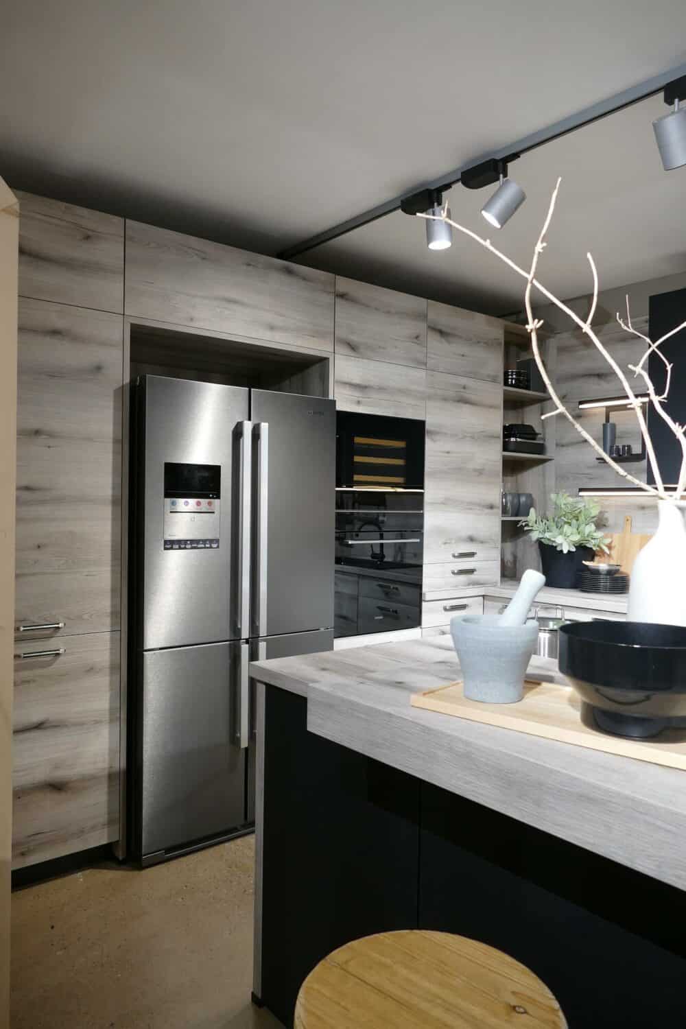 Burger L-Küche Alpine Oak mit French Door Kühlschrank