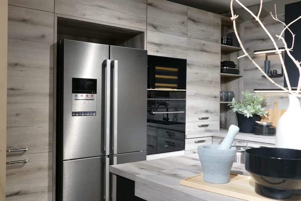 Burger L-Küche Alpine Oak mit French Door Kühlschrank