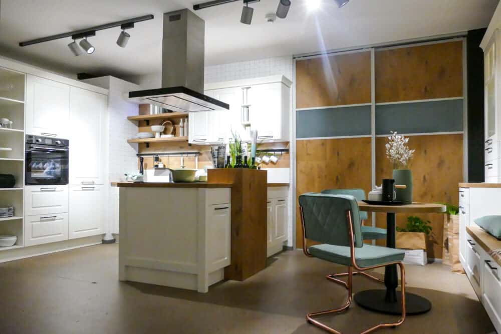 Burger Landhaus Küche weiß mit Wandschrank und Sitzbereich