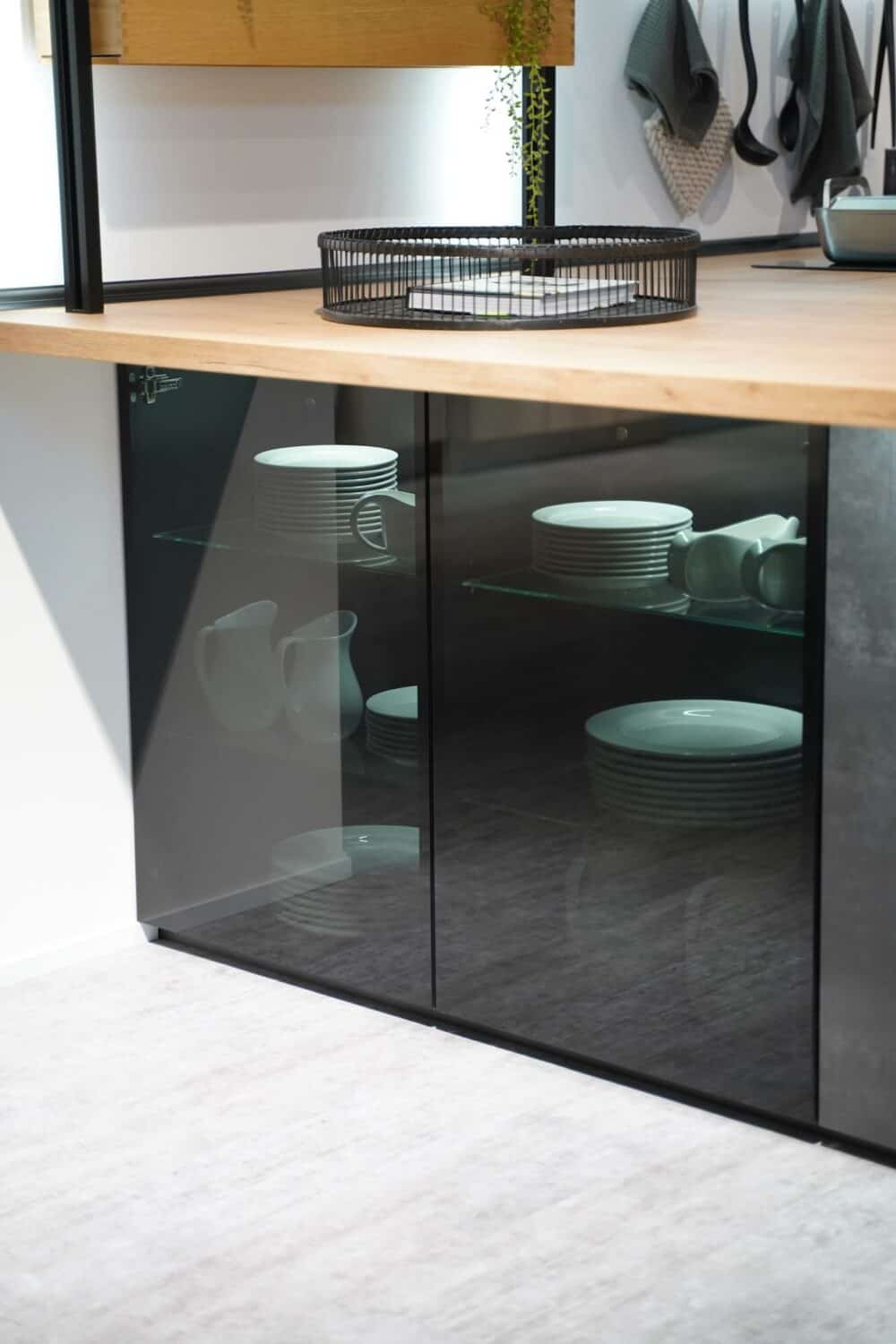 Design Glasschränke schwarzglas Nobilia U-Küche Beton