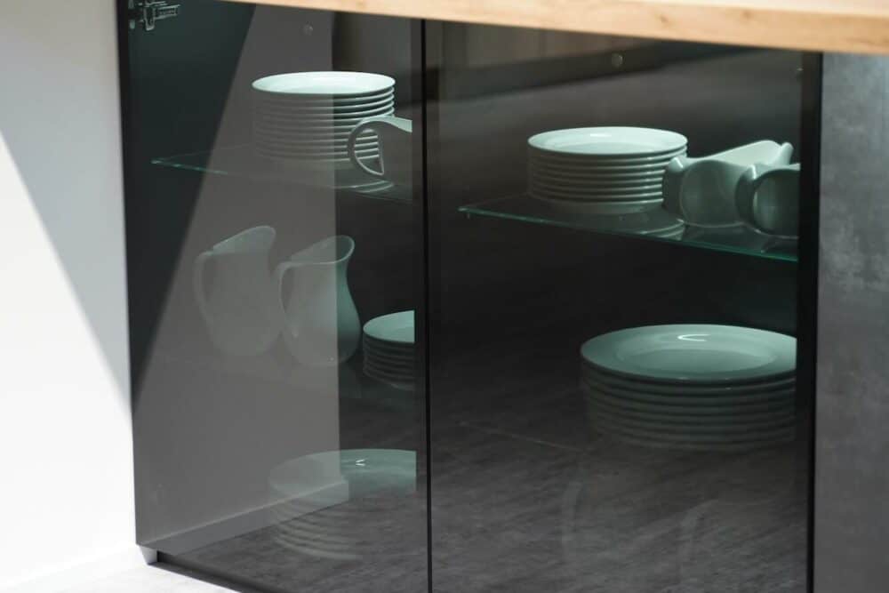 Design Glasschränke schwarzglas Nobilia U-Küche Beton