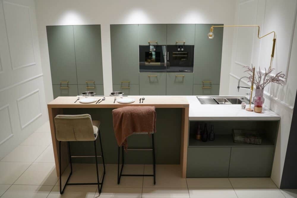 Design Küche grün lack mit Marmor Arbeitsplatte