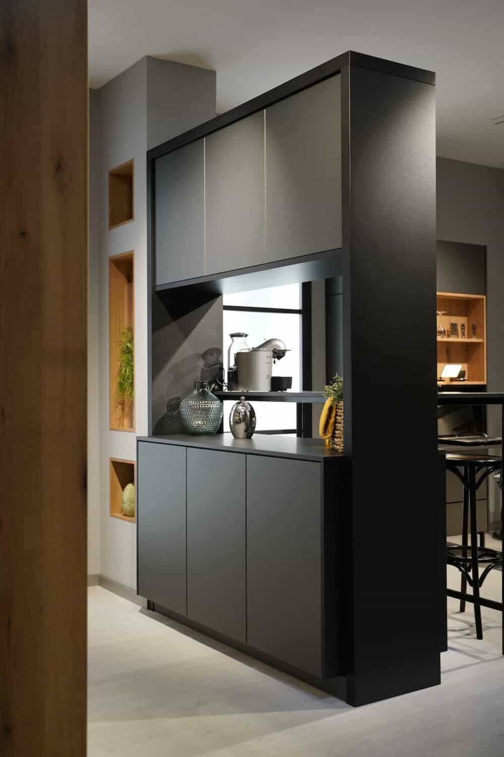 Design Kücheninsel schwarz grifflos Resopal Arbeitsplatte