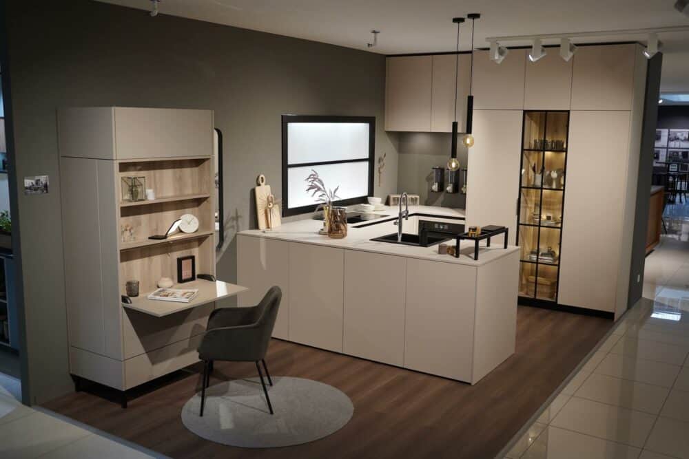 Design U-Küche grifflos mit Wandschrank und Hometool