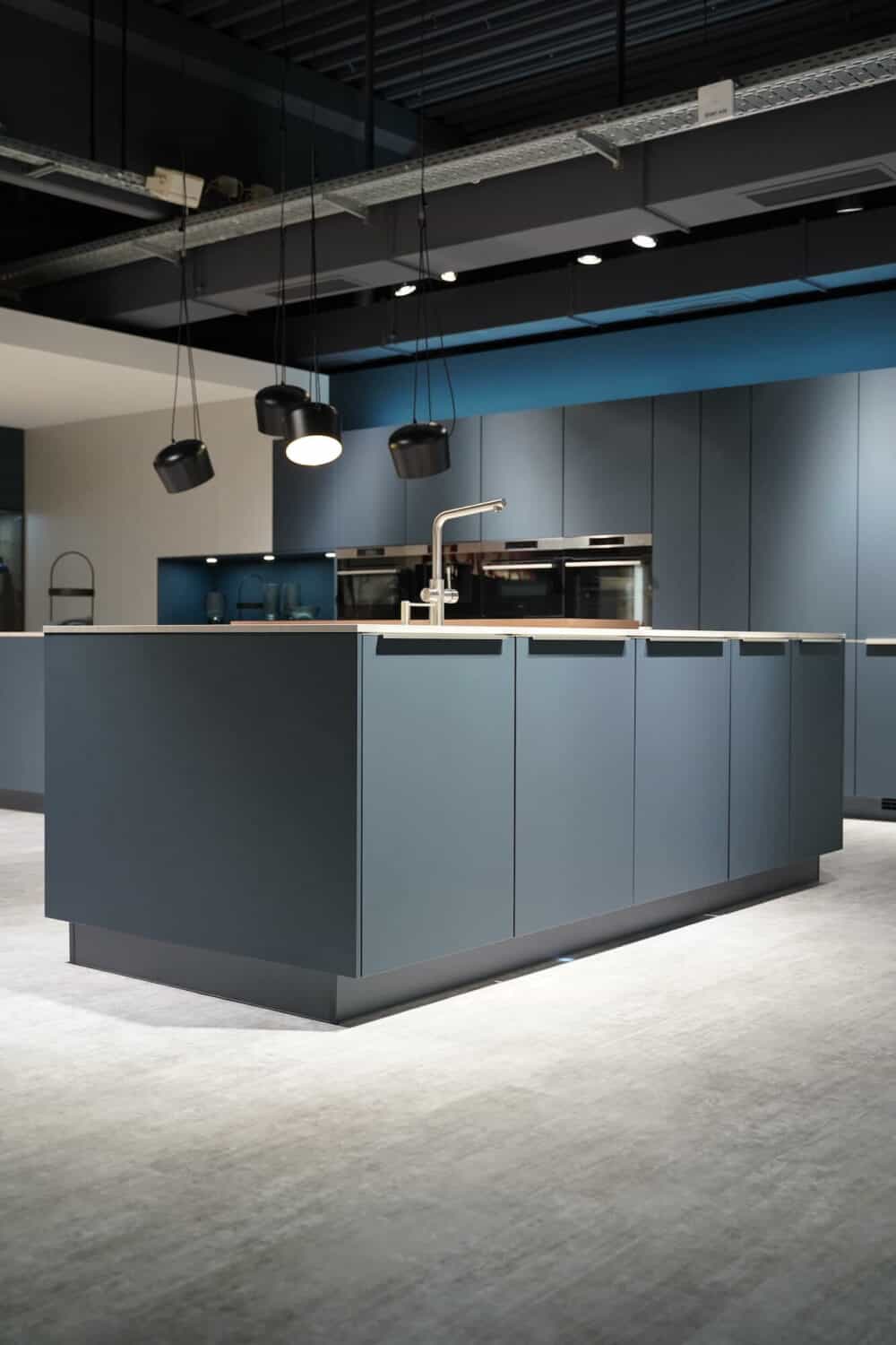Designküche Fjordblau mit Griffleisten