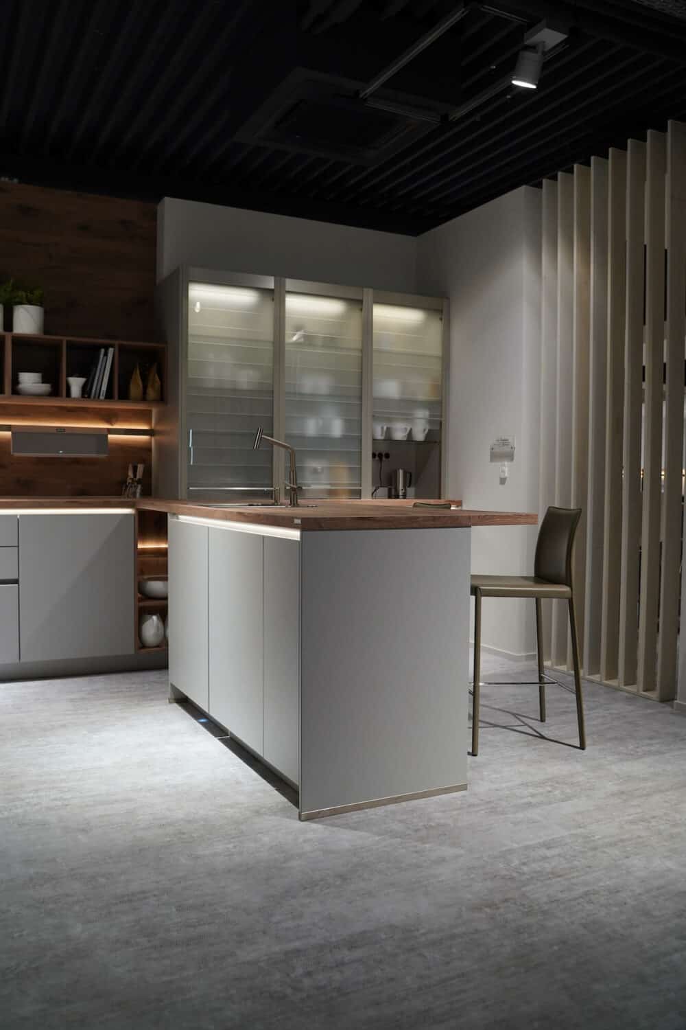 Designküche mit Halbinsel und Esstheke