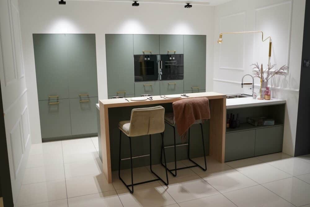 Designküche mit Kücheninsel lack grün