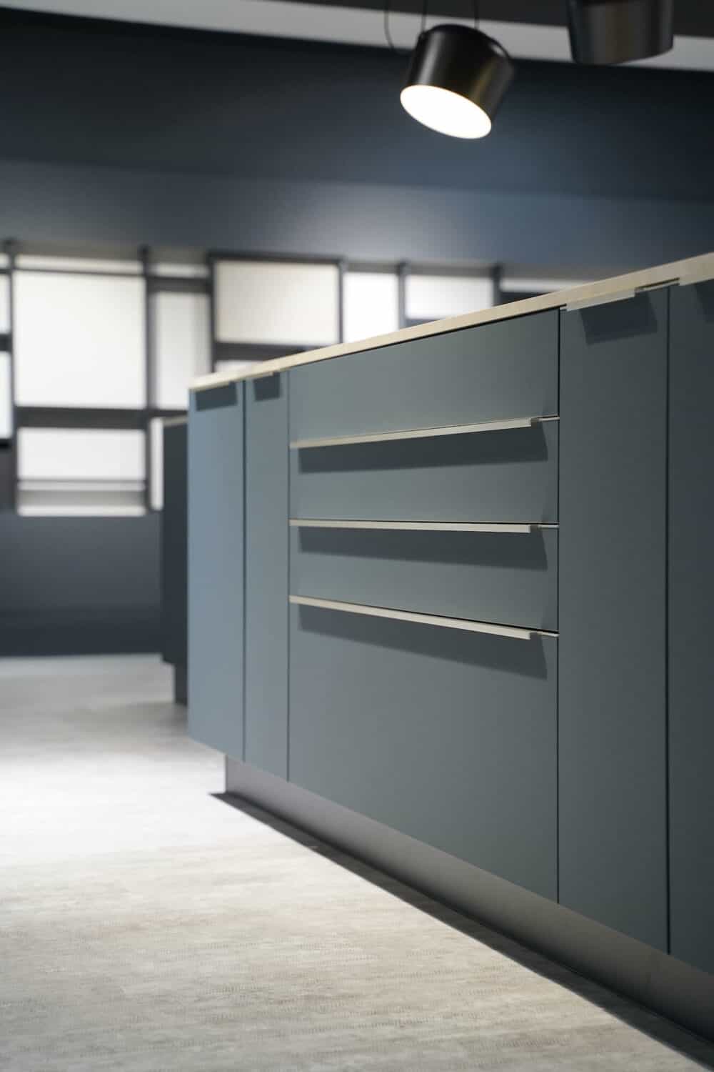 Edelstahl Griffleisten Nobilia Design Inselküche