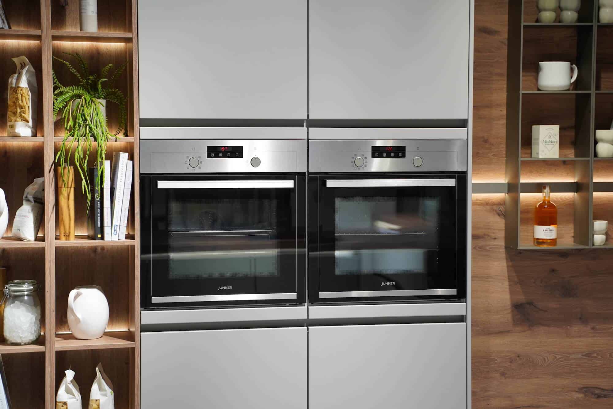 Elektrogeräte Wandschrank mit offenem Regal