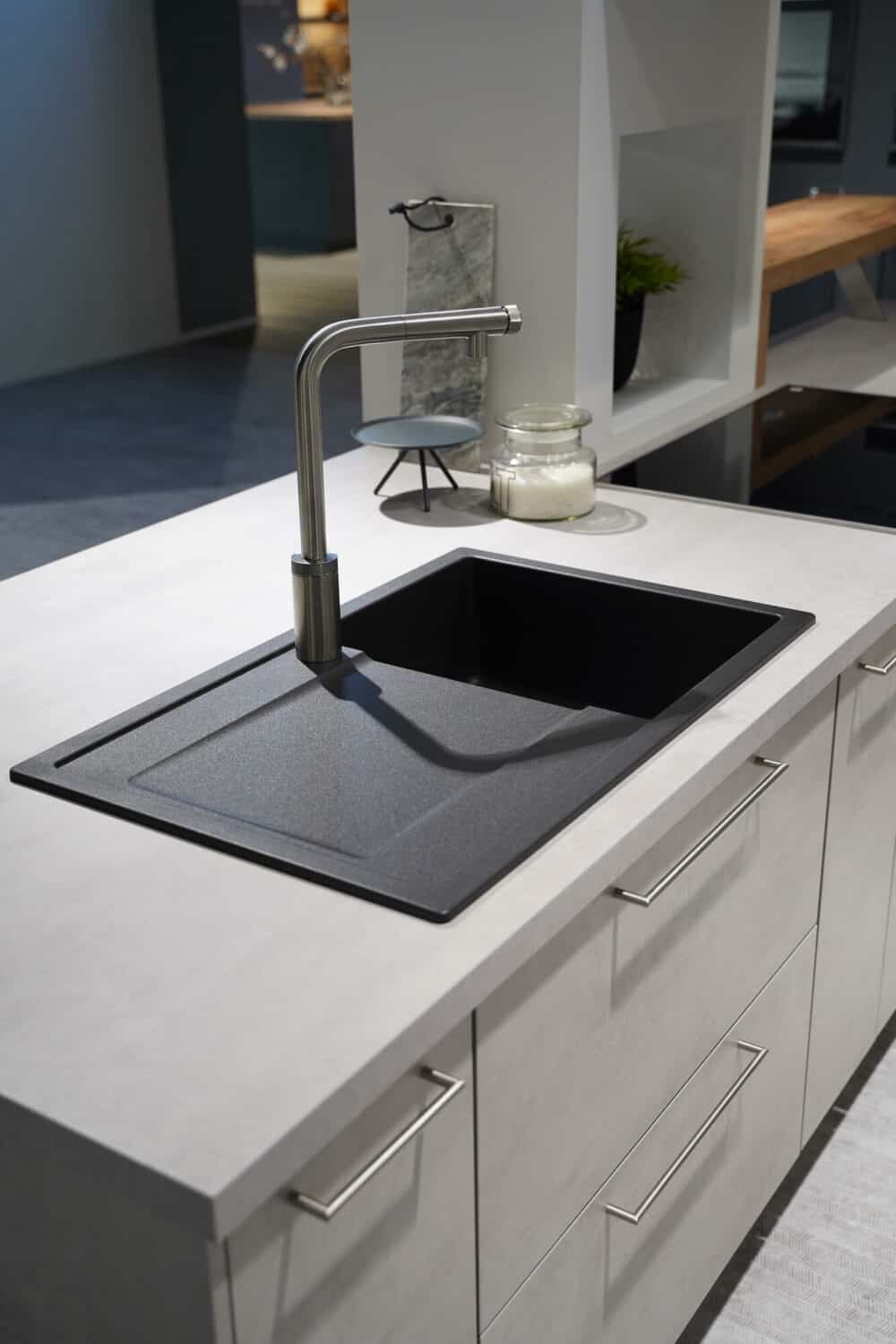 Granit Spüle mit Edelstahl Armatur Nobilia Beton U-Küche