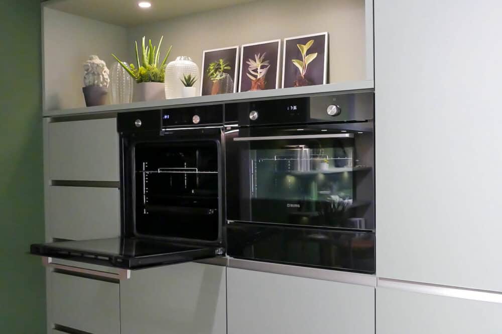 Hochschrank L-Form Küche grifflos mit Elektrogeräten