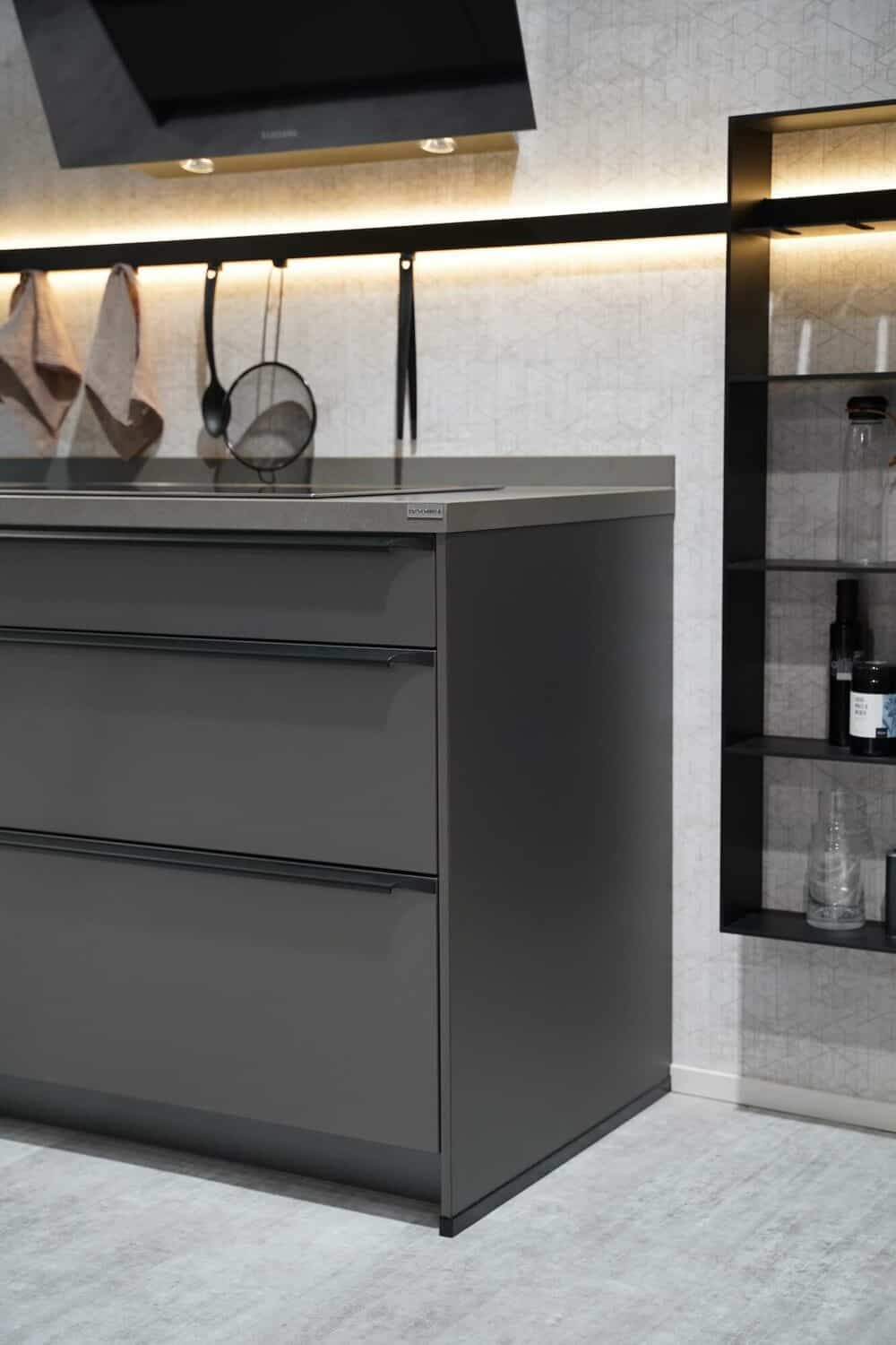 Küchenfronten Titan Glas matt mit Quarz Arbeitsplatte