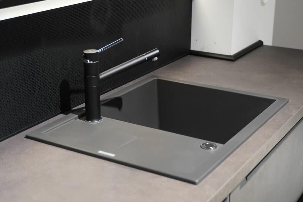 Küchenspüle grau Quarz mit Armatur