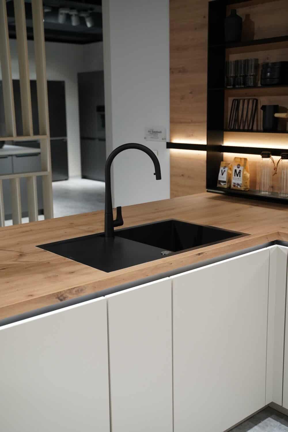 Küchenspüle schwarz mit Armatur Eiche Arbeitsplatte