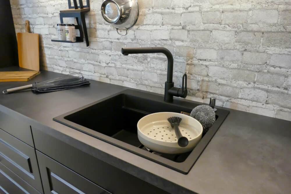 Küchenzeile schwarz mit Granit Spüle