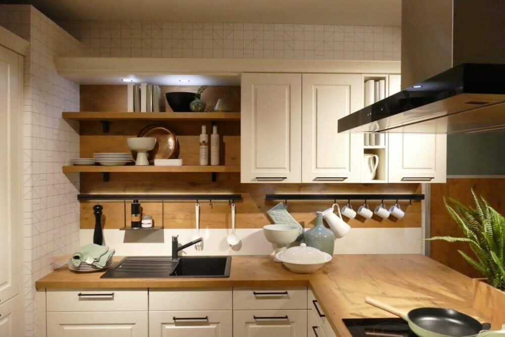 L-Form Küche landhaus weiß mit Wandschrank