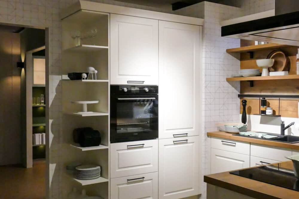 L-Küche Burger Landhausstil mit Wandschrank