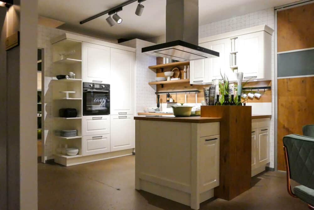 L-Küche Landhausstil mit Holzfronten weiß